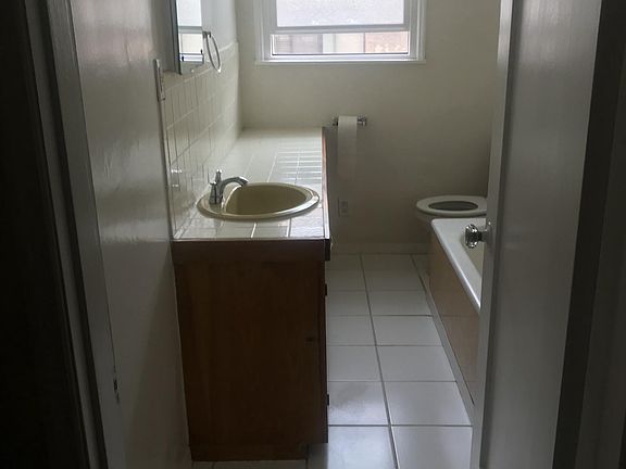 Upstairs Bathroom 