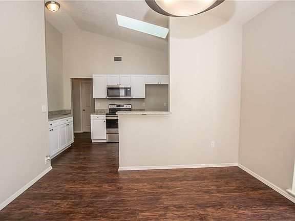 4th image of 22 Saint Kitts Cir