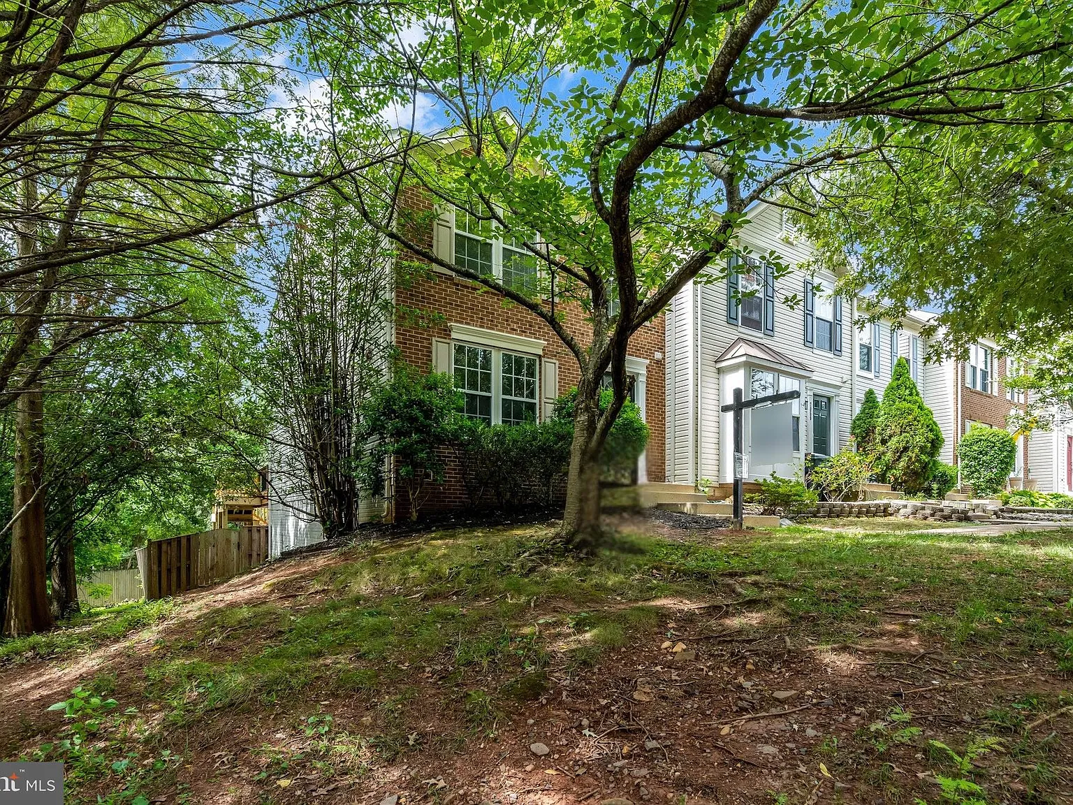3 bed, 3.5 bath, 2242 sqft, $3,150 — Photo 3