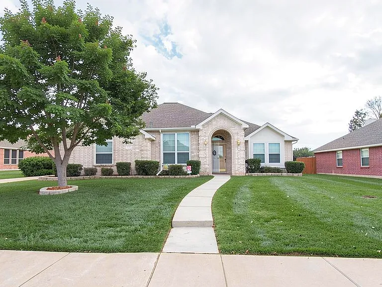 234 Silvercreek Dr — Photo 1