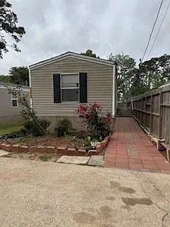 2 bed, 1.0 bath, 784 sqft, $1,200 — Photo 2
