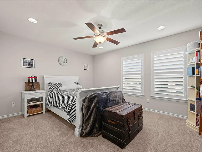 1201 Highknoll Ln — Photo 8