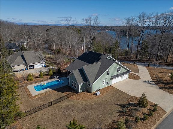 2nd image of 113 S Oak Pointe Dr