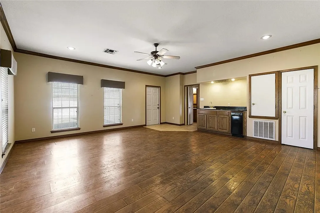 4 bed, 2.5 bath, 3101 sqft, $3,100 — Photo 3