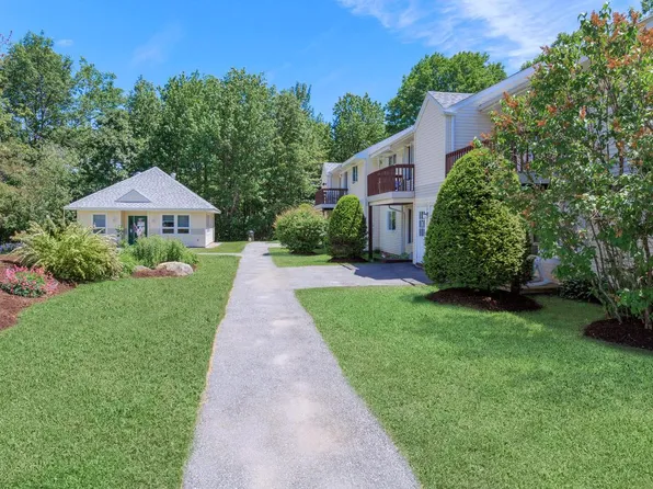 Pineview Apartments, 240 Elm St, Newport, ME 04953