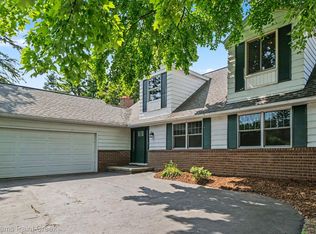 2711 Armstrong Dr, Lake Orion, MI 48360