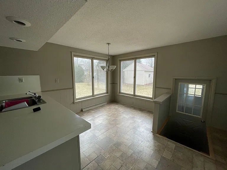 241 Boughey St — Photo 6