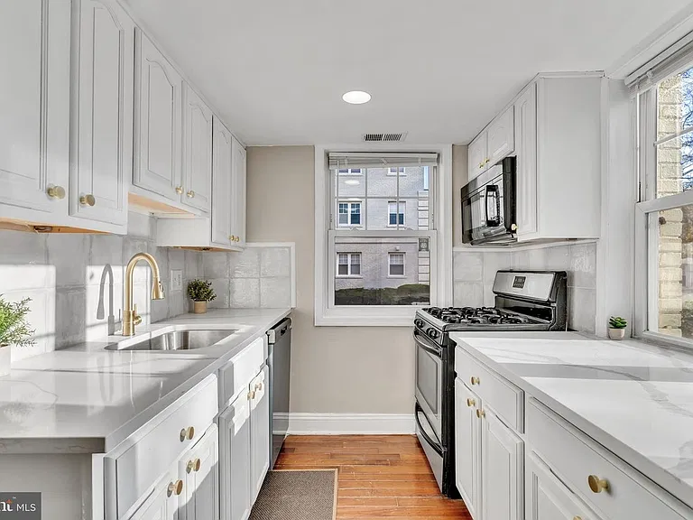 912 Barnaby St SE #101 — Photo 10