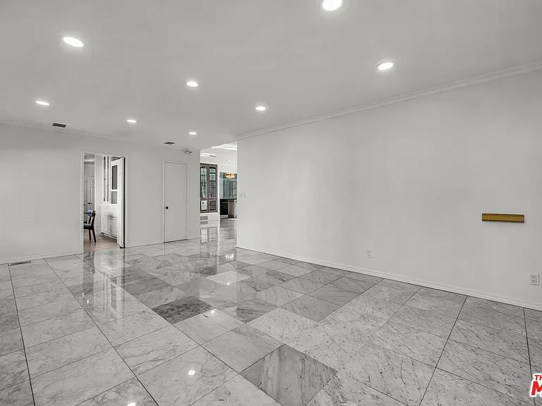 10810 Rochester Ave — Photo 6