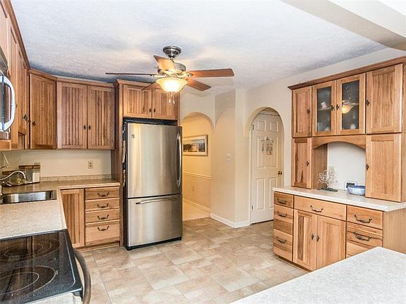 3rd image of 805 Glendale Ct