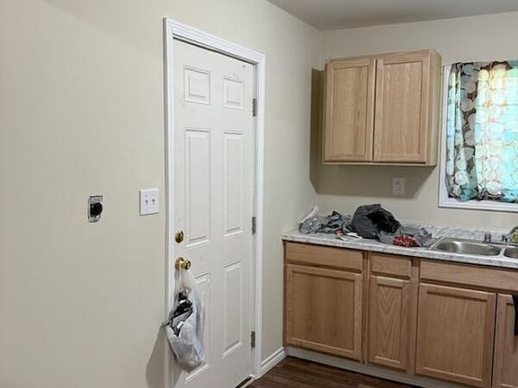 2nd image of 406 Curtis St