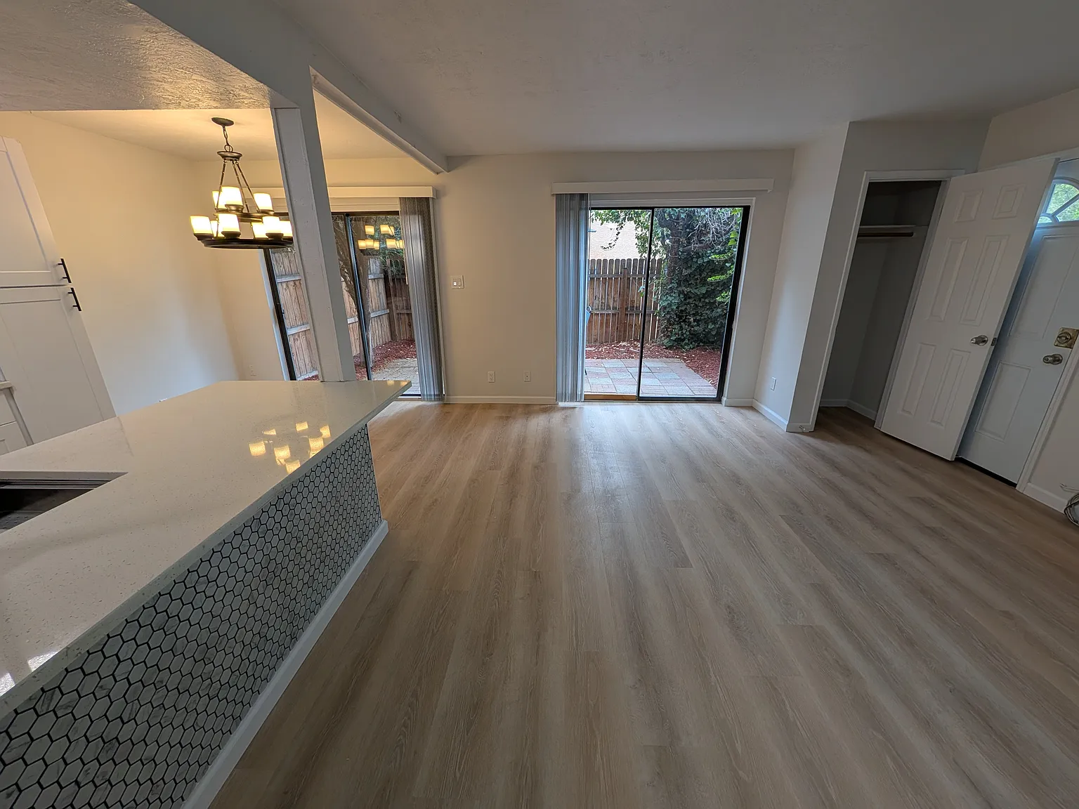 2 bed, 1.5 bath, 1036 sqft, $1,800 — Photo 3