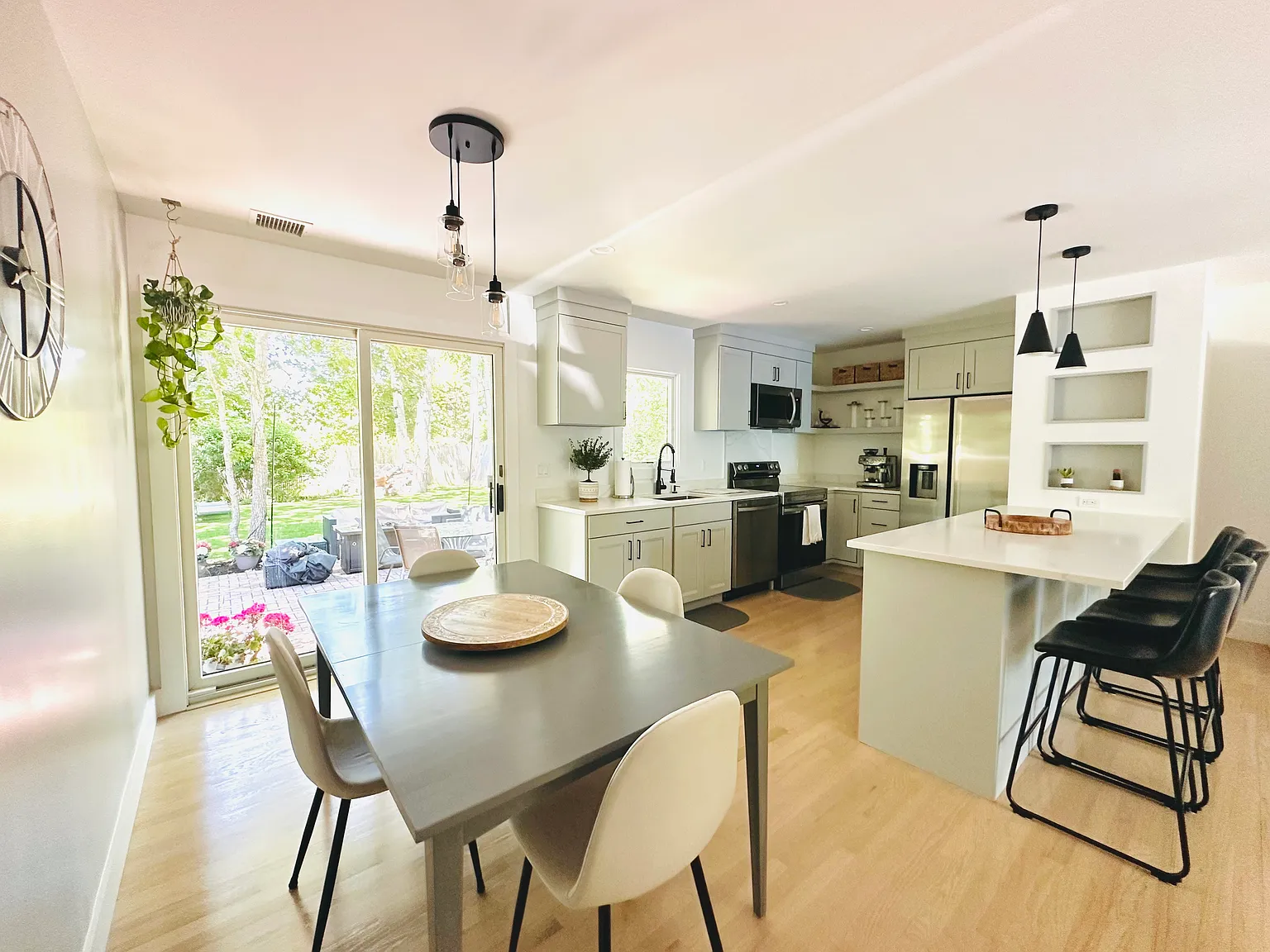 Summer Escape in Hampton Bays! Newly Renovated 4 Bedroom Retreat — Photo 2