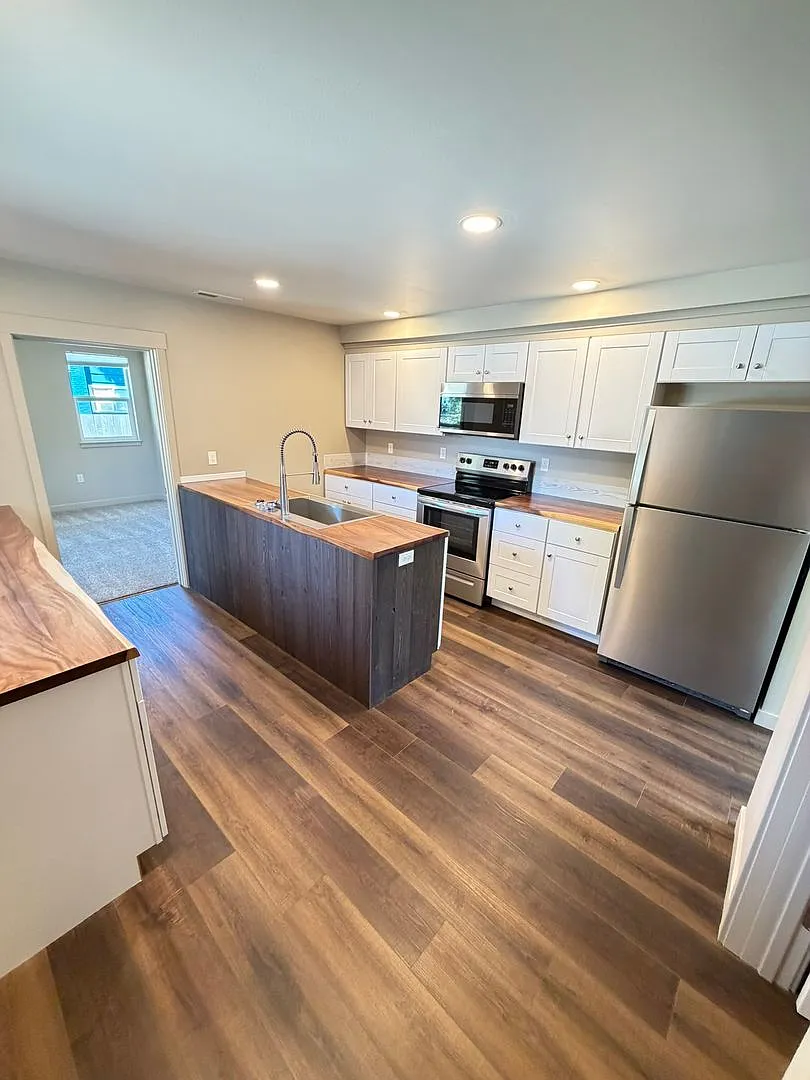 Remodeled 3 Bedroom House! — Photo 3