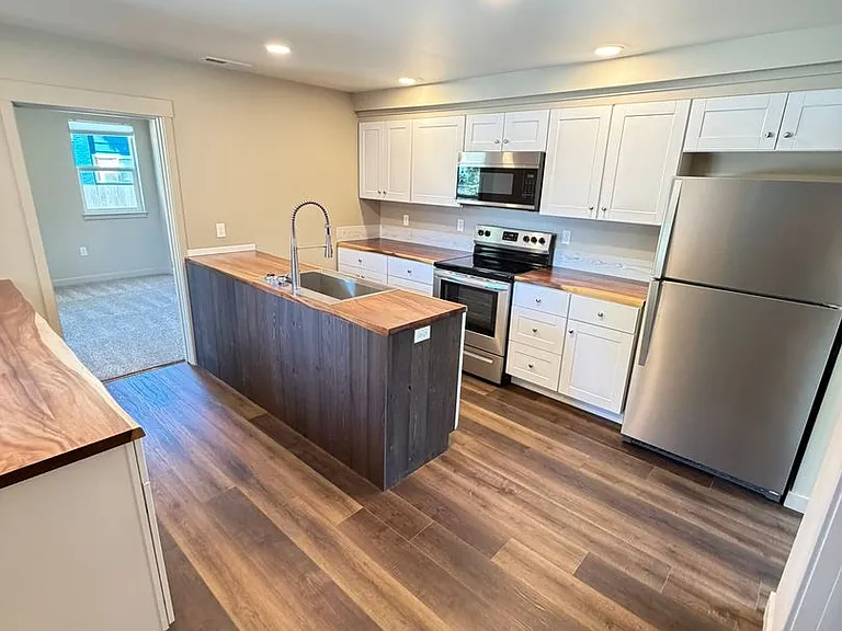 180 Hiatt St — Photo 3