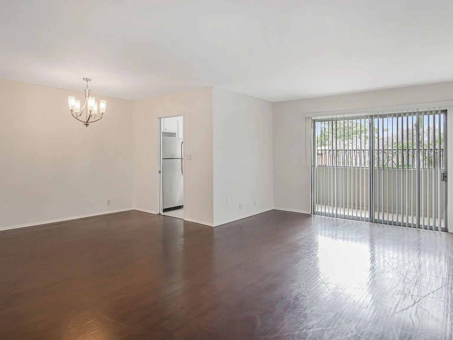 320 N La Peer Drive — Photo 4