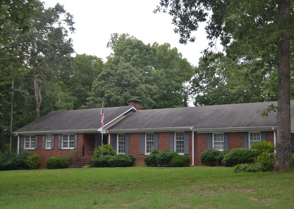 1st image of 335 Woodlawn Dr