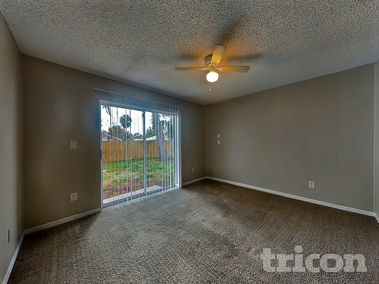 1009 Jamaica Way — Photo 3