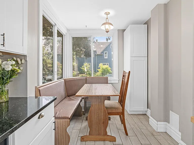 1002 Oxford St N — Photo 19