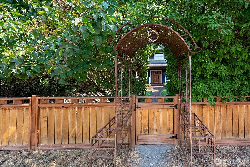 2nd image of 9556 Phinney Avenue N