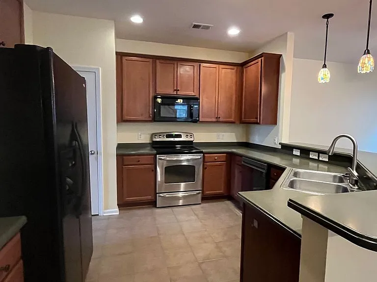 132 Avonshire Dr — Photo 5