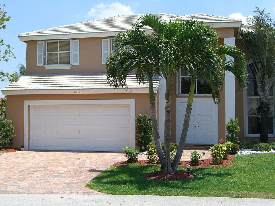 Front View w/new PAVERS on driveway 
