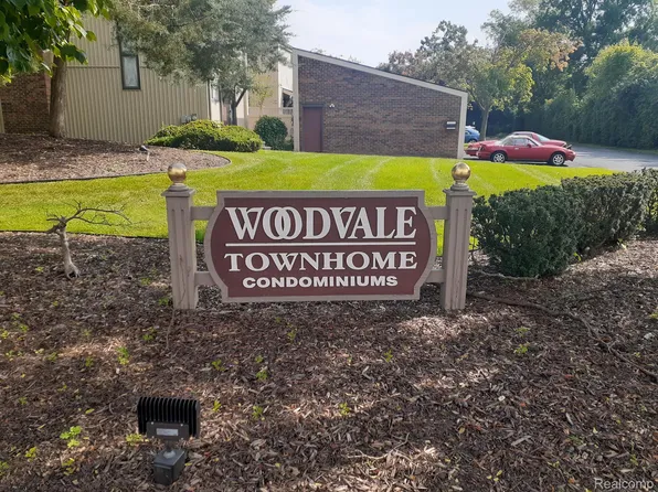 25056 Woodvale Dr S #1, Southfield, MI 48034