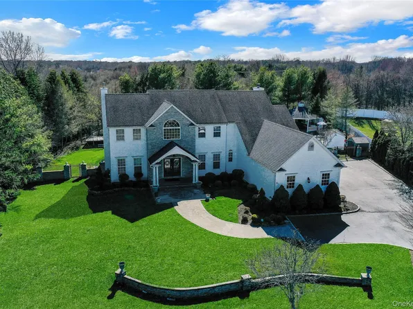 92 Sweetgum Lane, Miller Place, NY 11764