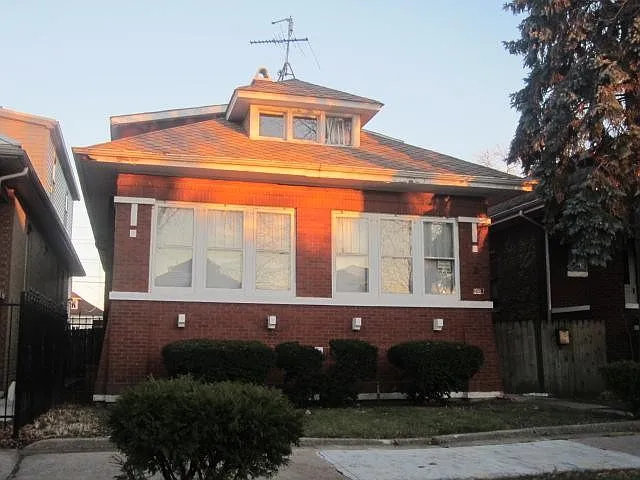 6055 S Washtenaw Ave photo 1