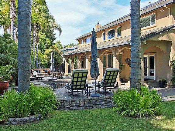 Beautiful black-bottom pool and spa with Diamond Brite finish coat, was built and is currently serviced annually by Geremia Pool
