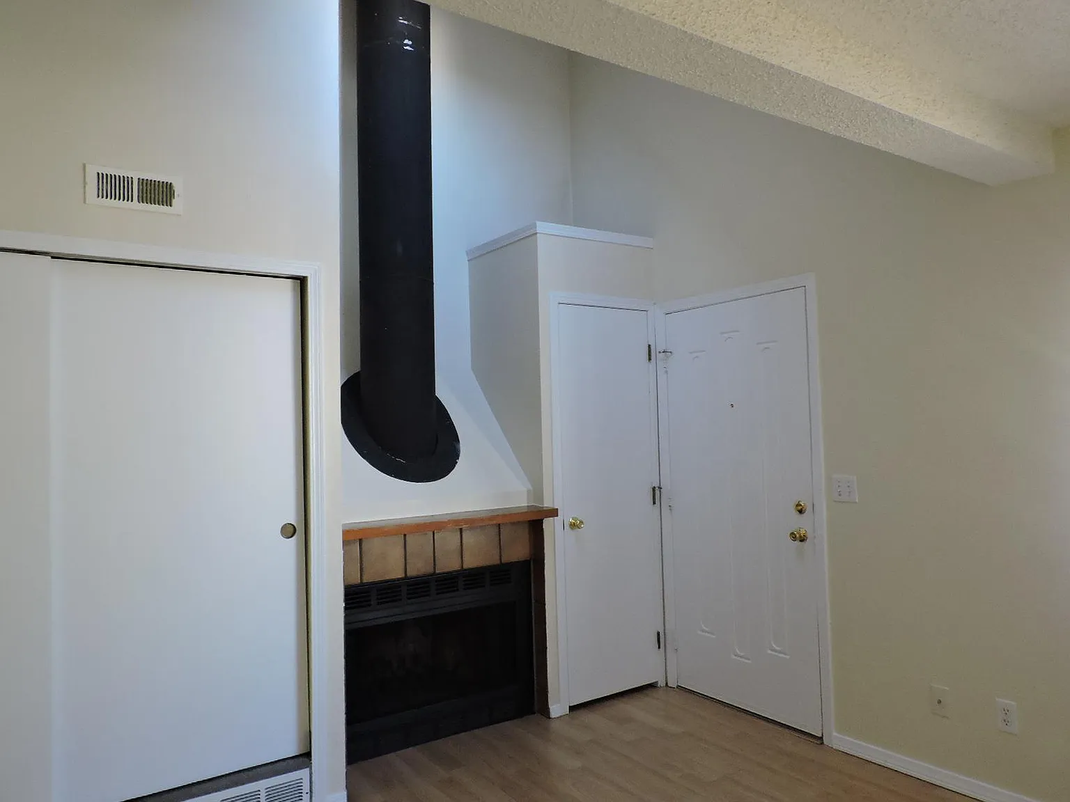 1 bed, 500 sqft, $1,200 — Photo 3