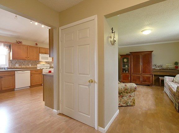 5th image of 913 Linda Ln