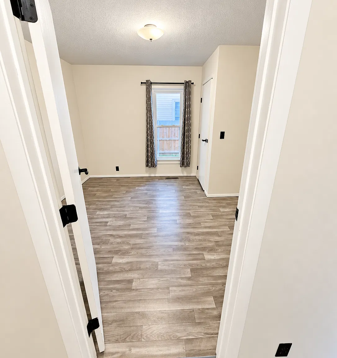 3 bed, 1.5 bath, 1390 sqft, $975 — Photo 3