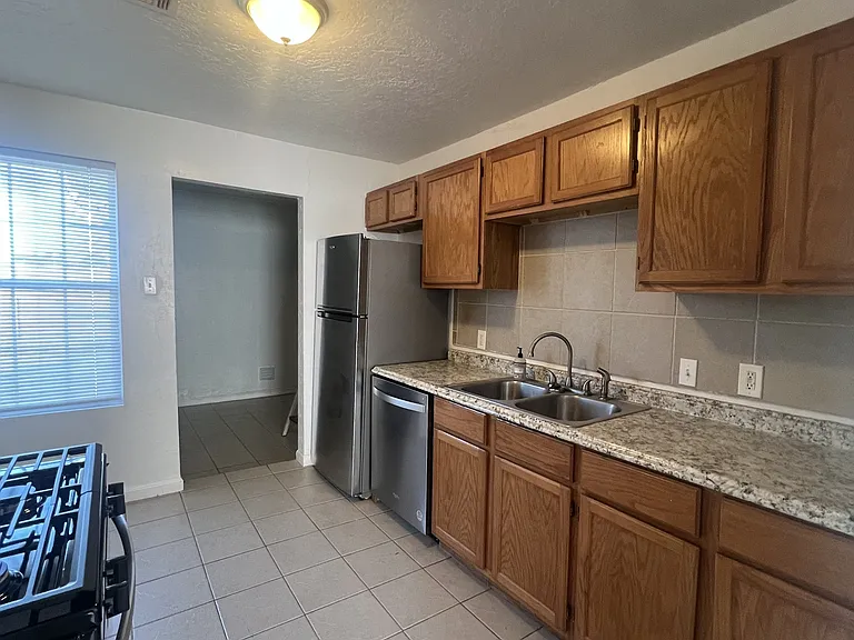 1121 NW Ozmun Ave #4 — Photo 3