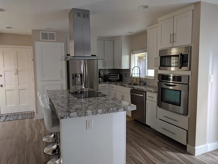 Fully upgraded kitchen w/ Island
