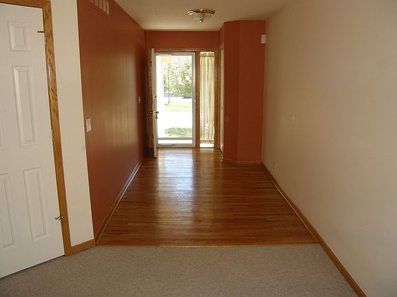 4th image of 16606 Polk St