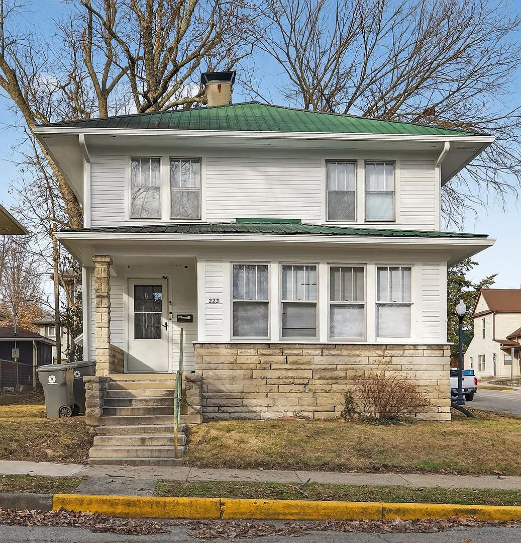Building Photo - 223 E 8th St