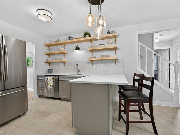 5th image of 281 Lansdowne Dr