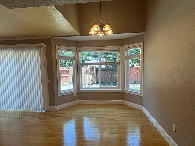 1049 Burnham Dr — Photo 9
