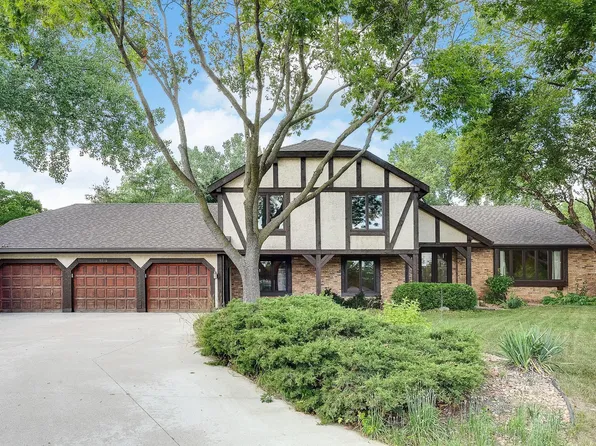 9216 Fawnridge Cir, Bloomington, MN 55437