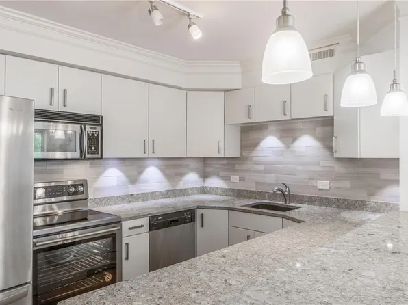 310 W 49th St APT 606, Kansas City, MO 64112