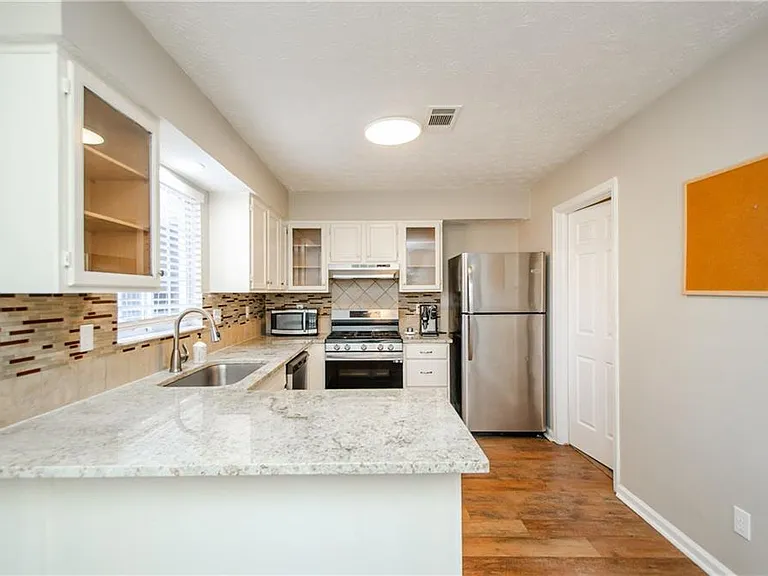 1066 Wedgewood Ln — Photo 6