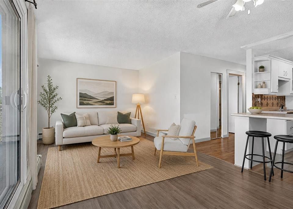 1st image of 809 E 4th St NE #202