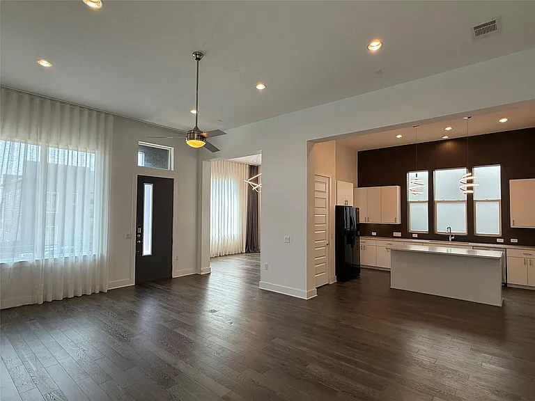 6117 Seville Dr — Photo 2