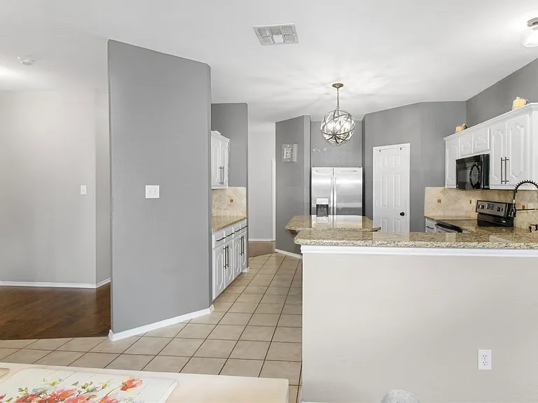 605 Chestnut Ct — Photo 9