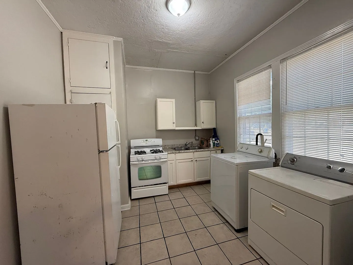 1 Bed 1 Bath Under $1000 — Photo 4