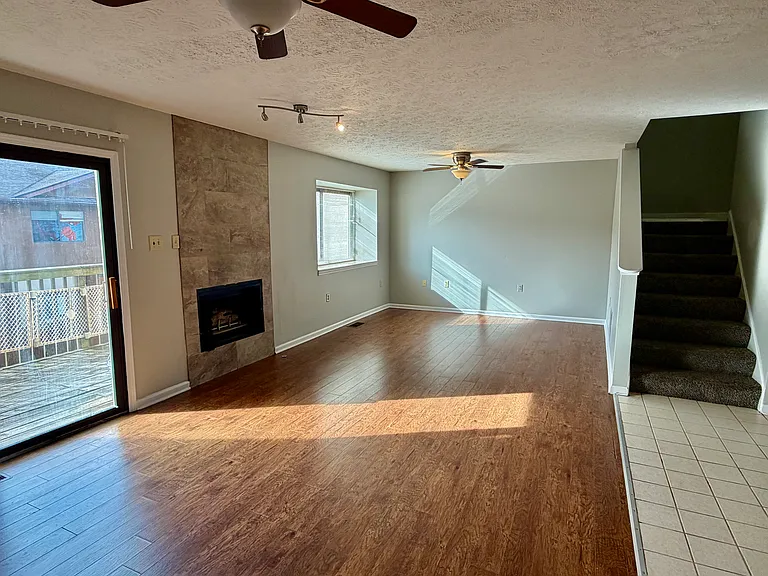 3660 Walden Dr — Photo 2