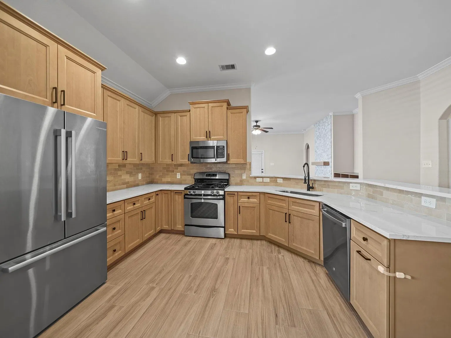 4 bed, 2.0 bath, 2029 sqft, $2,600 — Photo 4