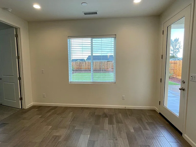 2100 Descanso Ave — Photo 9