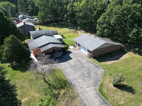 2291 Tomahawk Dr, Lapeer, MI 48446